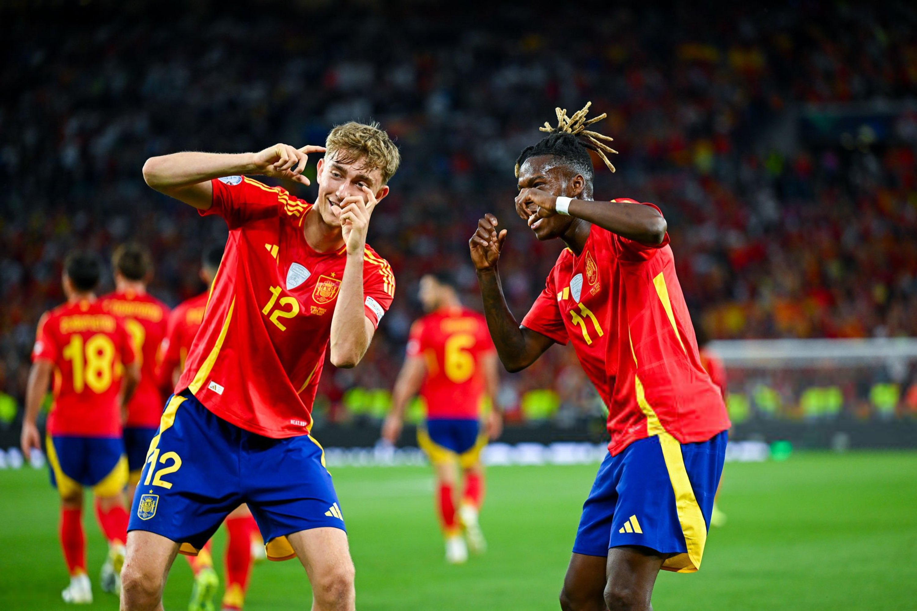 欧国联半决赛精彩回顾,球迷沉浸在胜利的喜悦中 欧国联半决赛精彩回顾,球迷沉浸在胜利的喜悦中