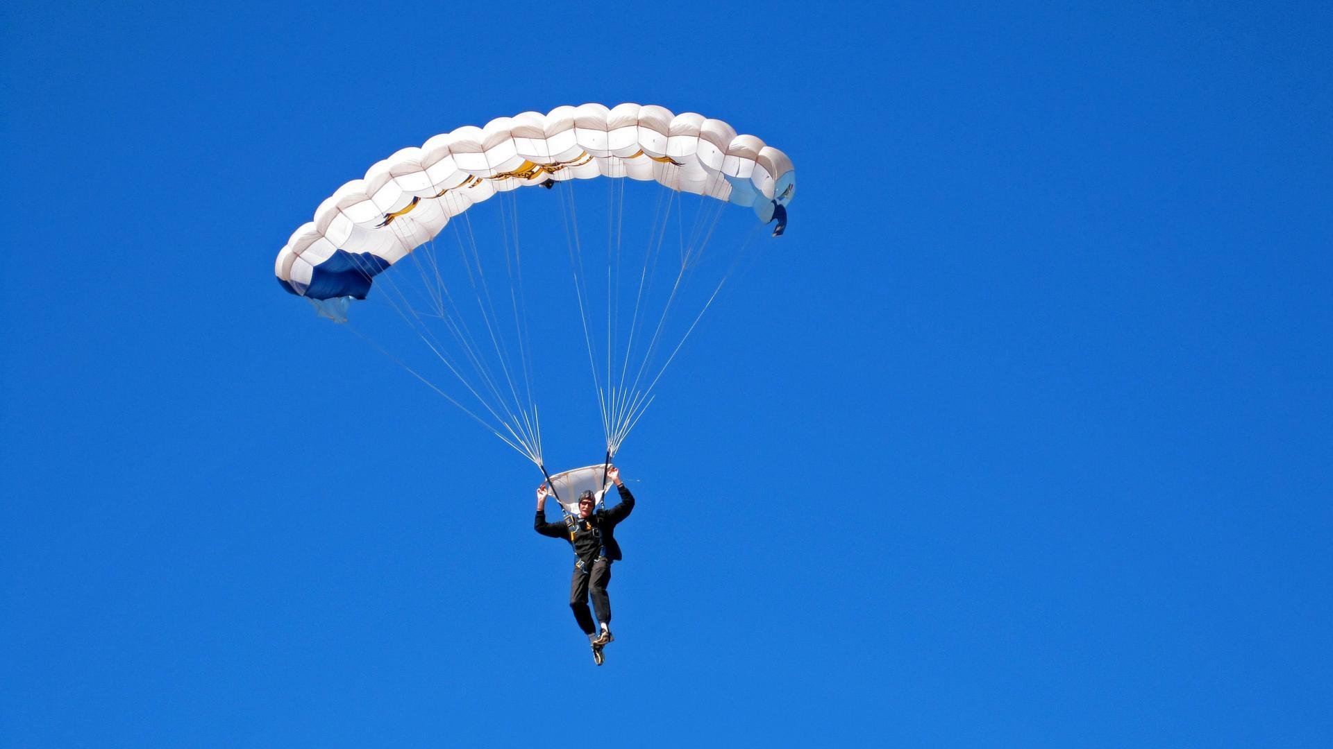 从秘鲁到英超,绝杀传奇与满分赞誉,足球世界的奇妙联结